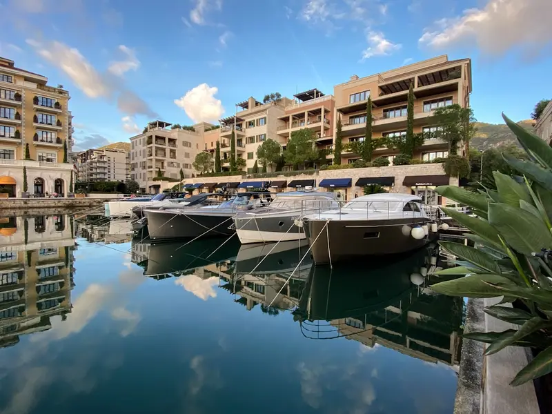 Jachty przy nabrzeżu mariny Porto Montenegro w Tivacie