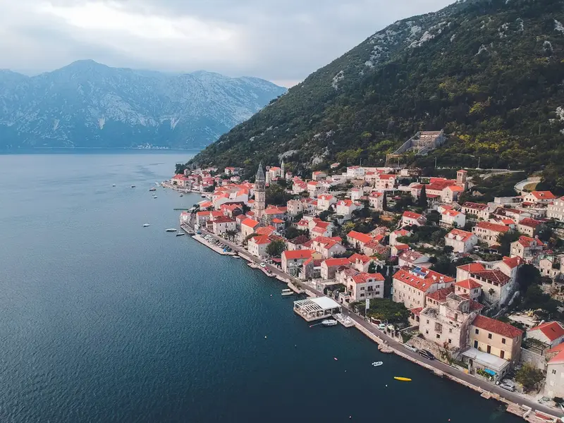 Perast od strony wody: czerwone dachy i góry Zatoki Kotorskiej